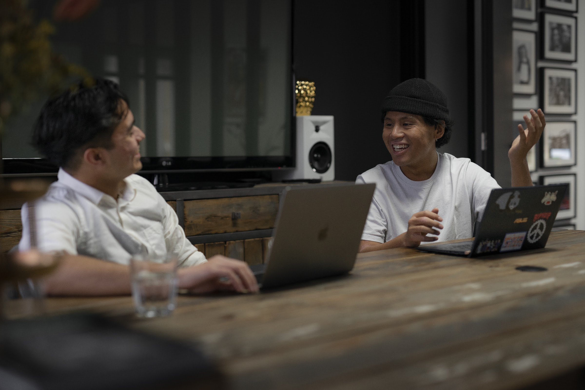 Twee professionals bespreken meetdata achter laptops