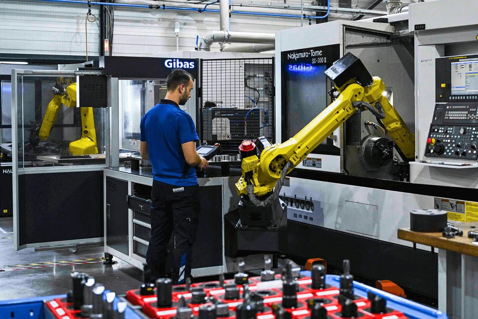 Operator bij een CNC-machine van Andra Tech Group