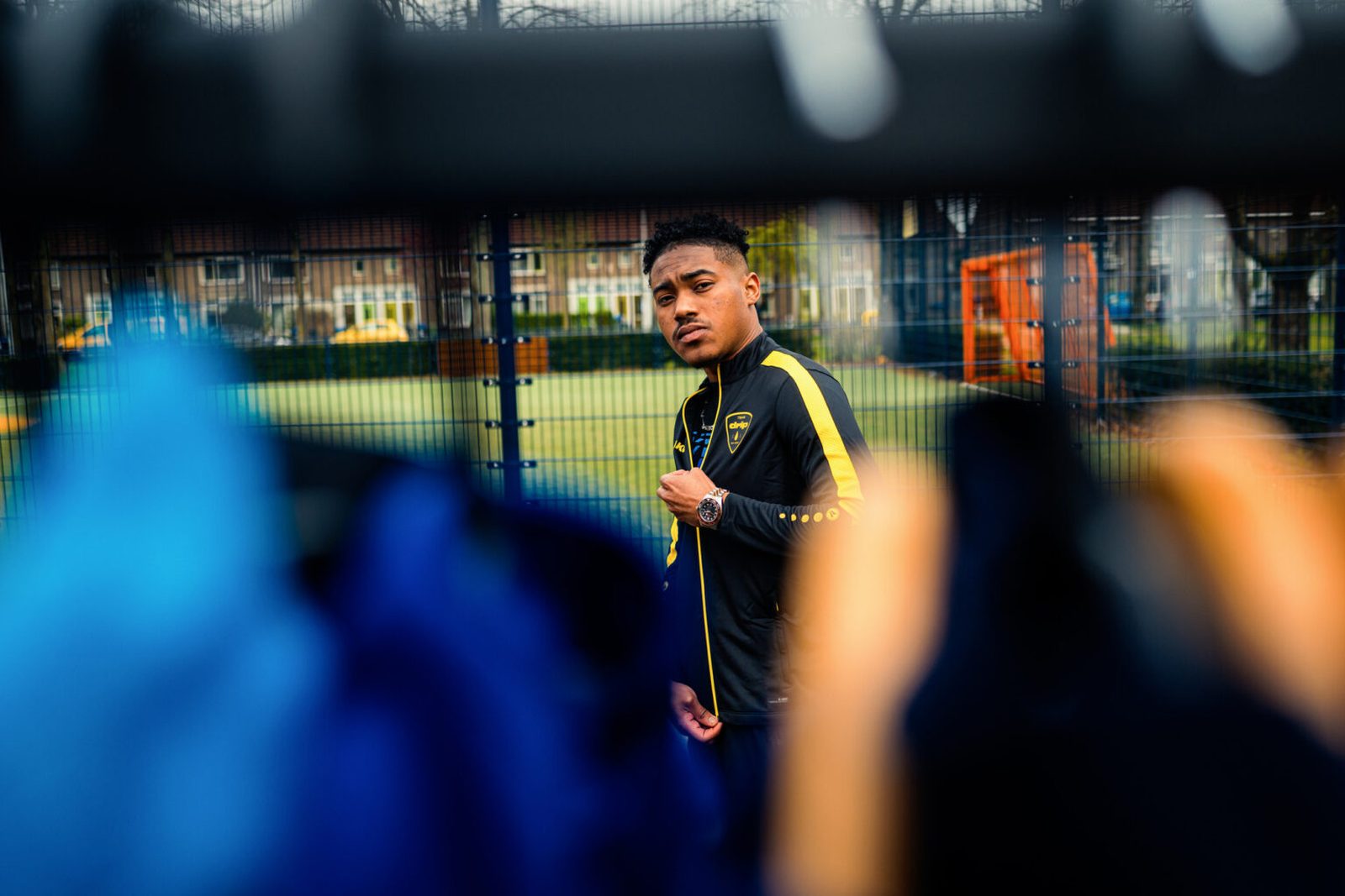 Voetballer in GO DRIP-kleding op het veld